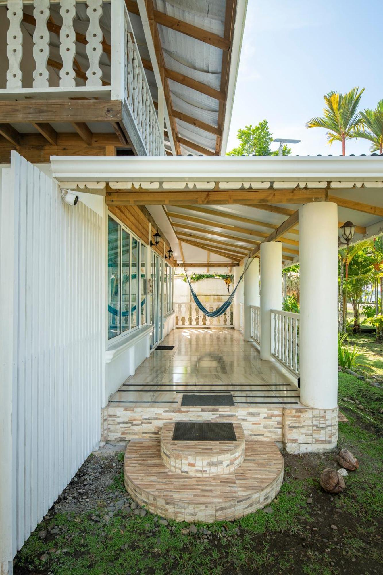 Casa Blanca Beachfront House With Shared Pool Access Pangea Lodge Manzanillo  Bagian luar foto